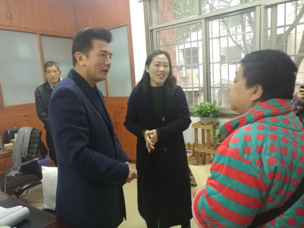 市党代表章文才到泉塘湾社区上党课并进行慰问