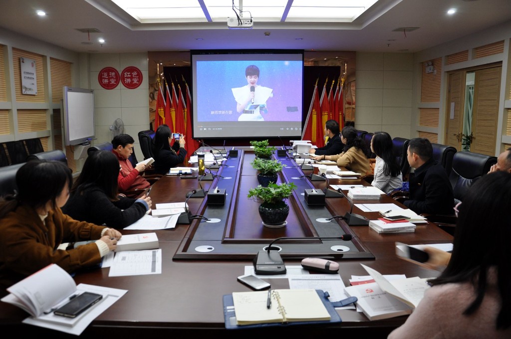 新芦淞集团党委组织学习观看《社会主义有点潮》专题片
