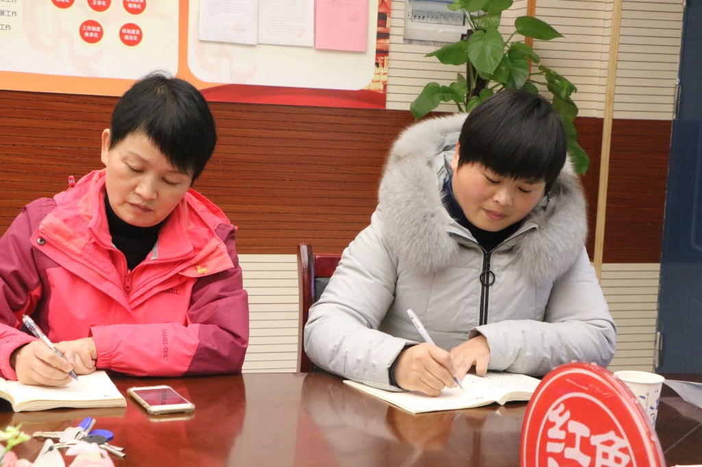 坚决抵制“历史虚无主义” ——新马小学党支部第四季度讲党课纪实