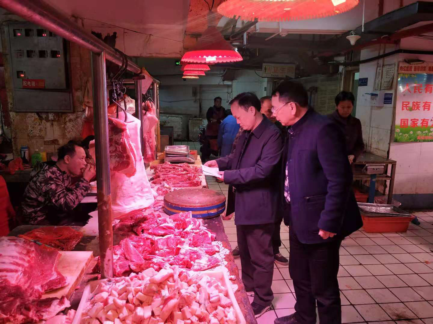 抓实猪瘟防控，落实厕所革命 区商粮局紧盯市场管理重点工作不放松