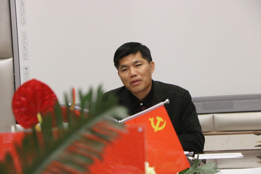 坚决抵制“历史虚无主义” ——新马小学党支部第四季度讲党课纪实