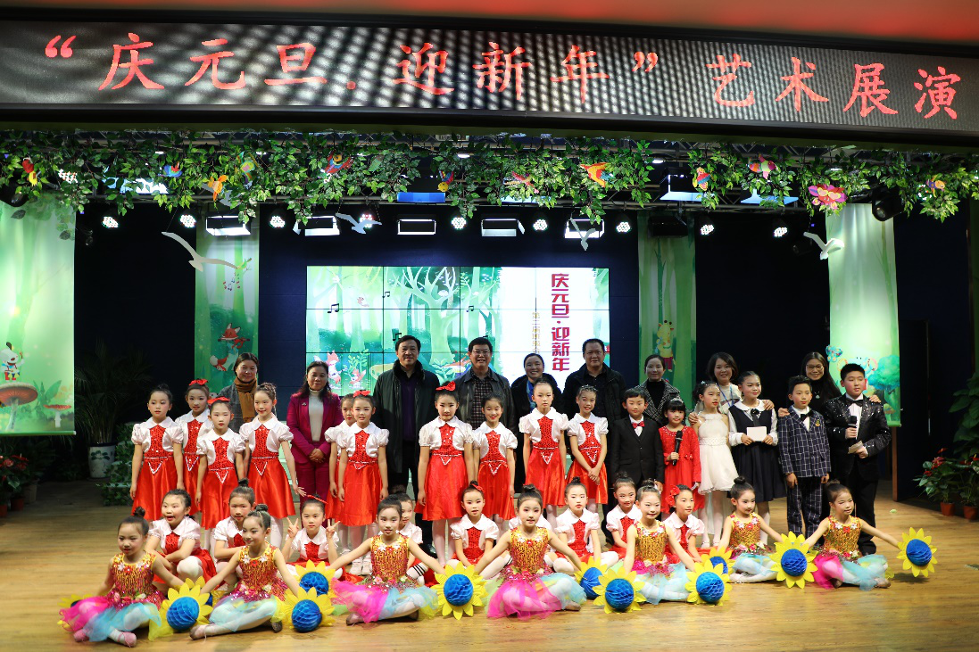 与生同乐，做学生素养提升的见证者 ——银海学校举办“庆元旦 迎新年”艺术展演系列活动