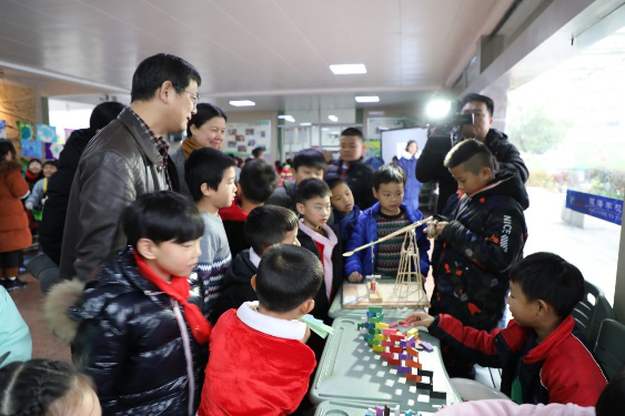 与生同乐，做学生素养提升的见证者 ——银海学校举办“庆元旦 迎新年”艺术展演系列活动