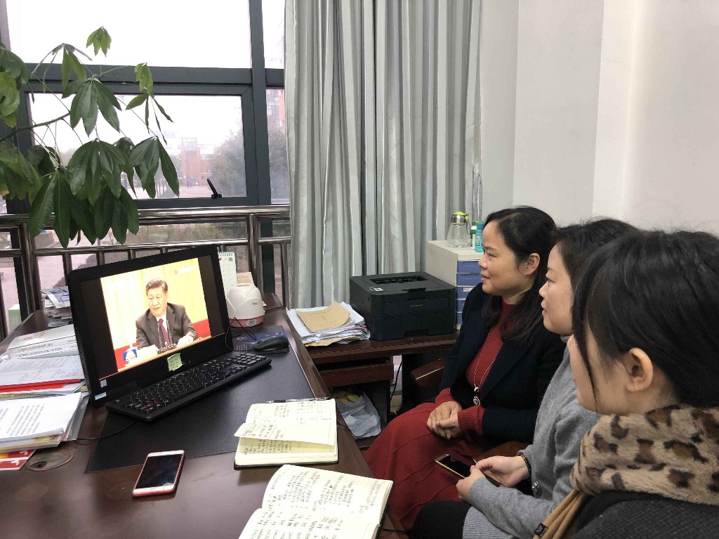 天元区师生积极观看改革开放40周年大会