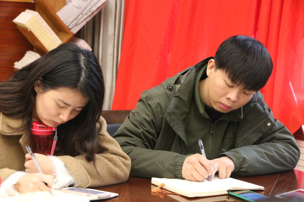 坚决抵制“历史虚无主义” ——新马小学党支部第四季度讲党课纪实