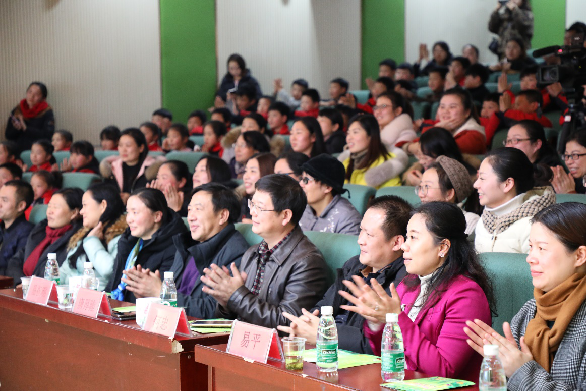 与生同乐，做学生素养提升的见证者 ——银海学校举办“庆元旦 迎新年”艺术展演系列活动