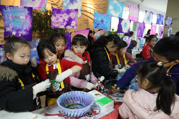 与生同乐，做学生素养提升的见证者 ——银海学校举办“庆元旦 迎新年”艺术展演系列活动