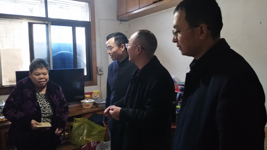 “朗心公益”送温暖
