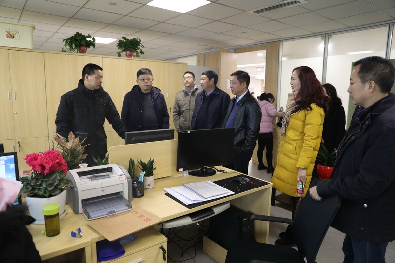 局党组深入市民中心开展窗口调研活动