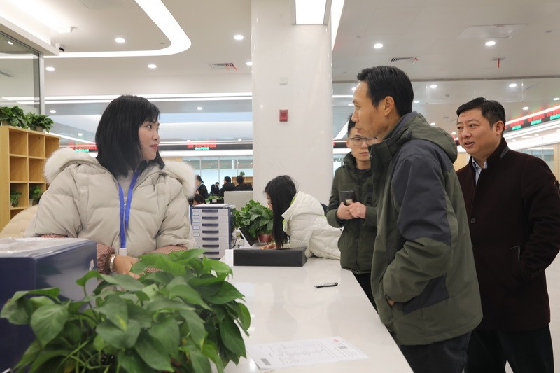 局党组深入市民中心开展窗口调研活动