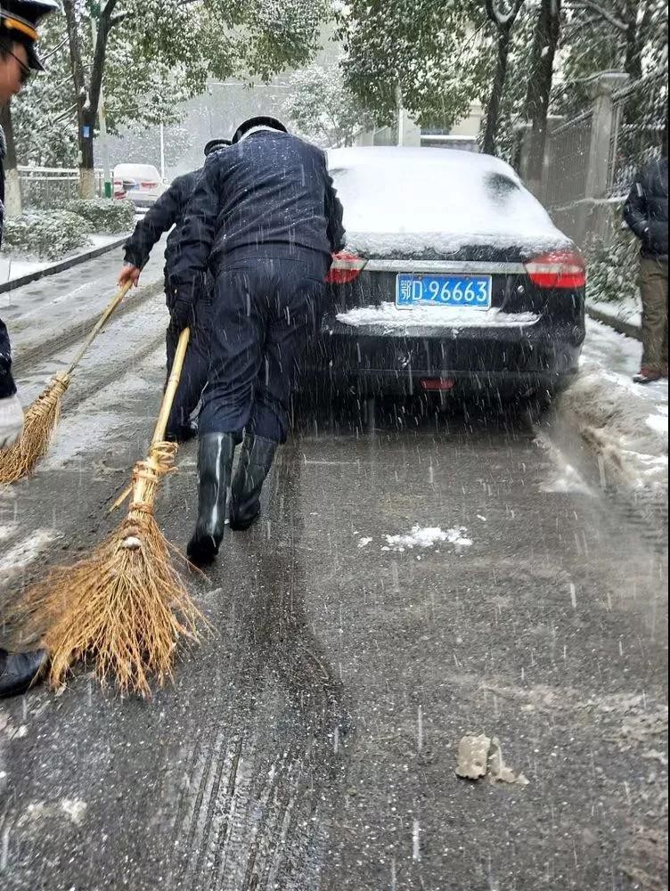 抗严寒、战风雪、保民生！芦淞城管众志成城铲冰除雪！