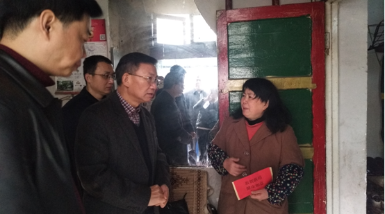 市党代表进社区走访慰问困难党员群众