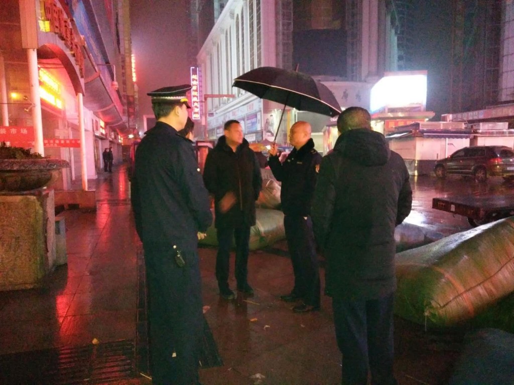 芦淞城管联合多部门整治春节前夕违章占道洗货