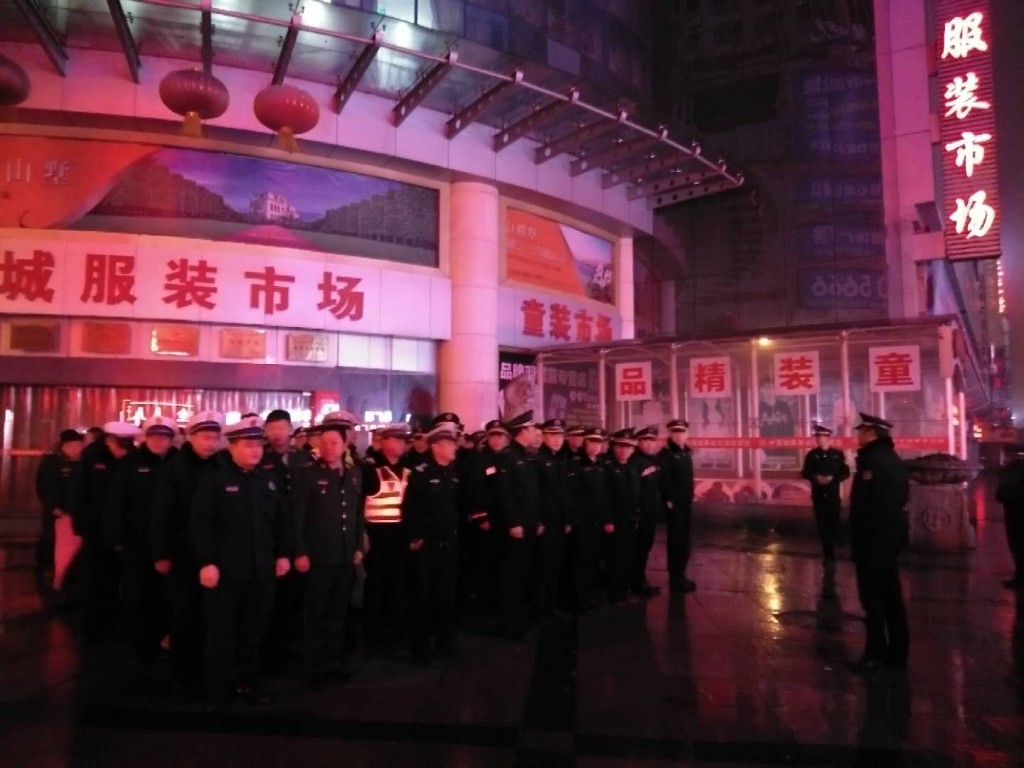 芦淞城管联合多部门整治春节前夕违章占道洗货