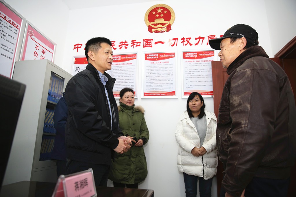 市党代表蒋湘晖到七斗冲社区开展驻室工作 看望慰问困难群众
