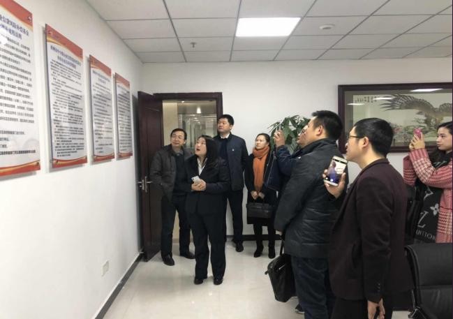 岳阳市政府法制办副主任柴青一行调研信贷风险补偿基金工作