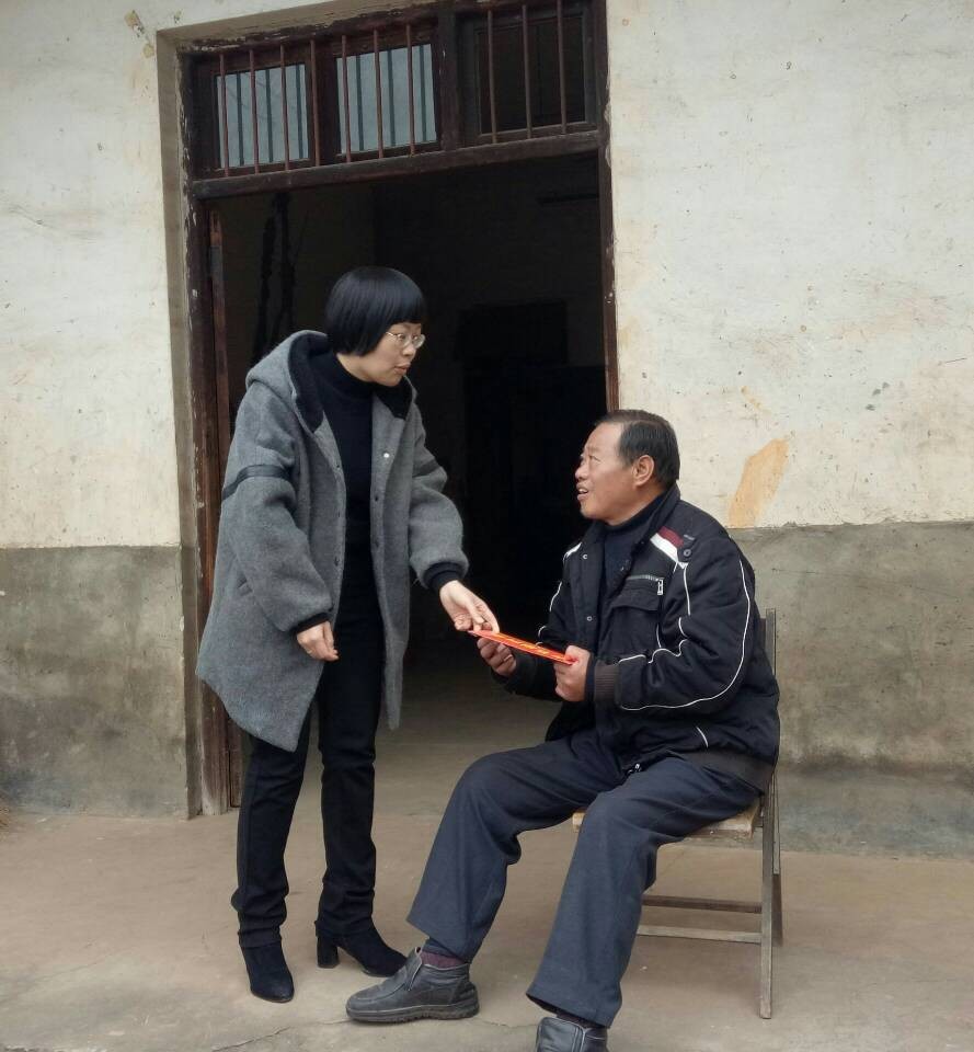 区残联：主题党日送慰问 爱心温暖残疾人