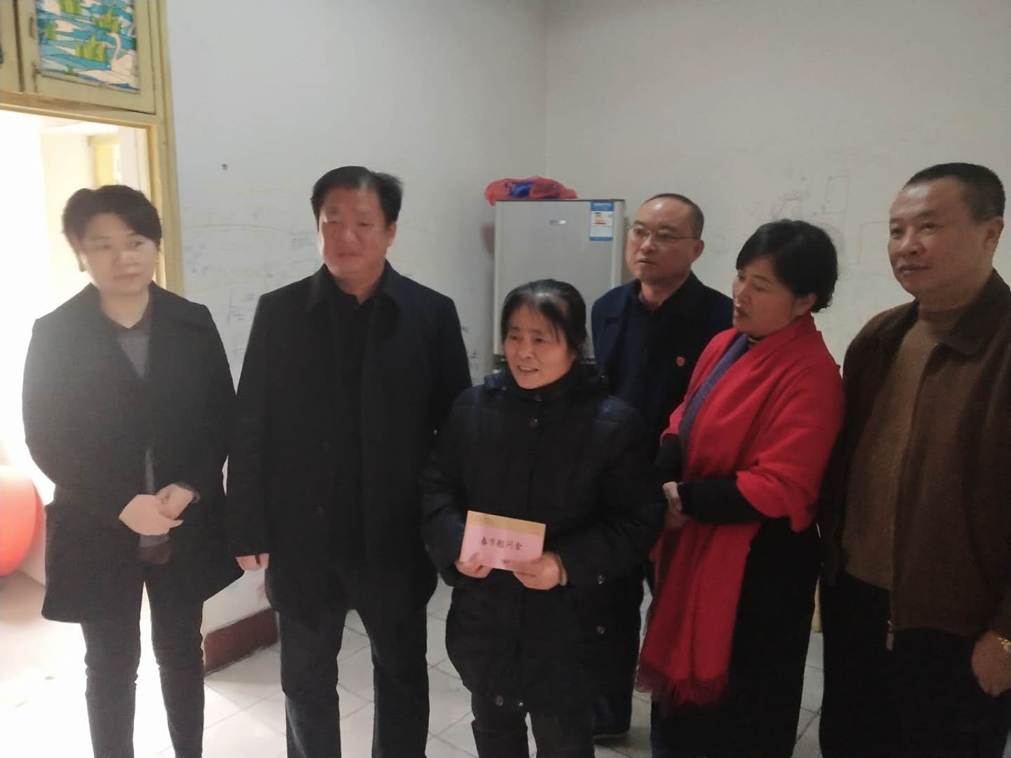 区委副书记蒋峰一行慰问计生特殊困难家庭