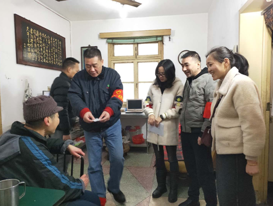 在职党员进社区 帮扶慰问暖人心