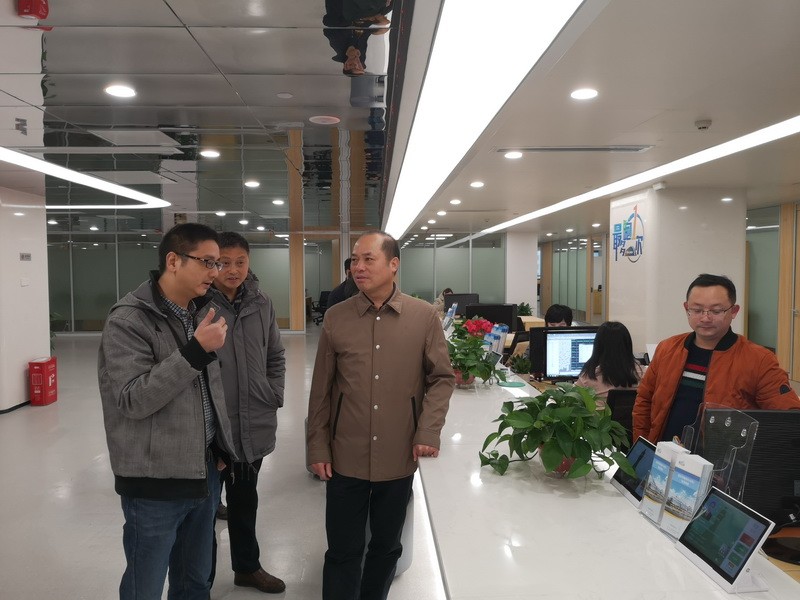 局党组深入市民中心开展窗口调研活动