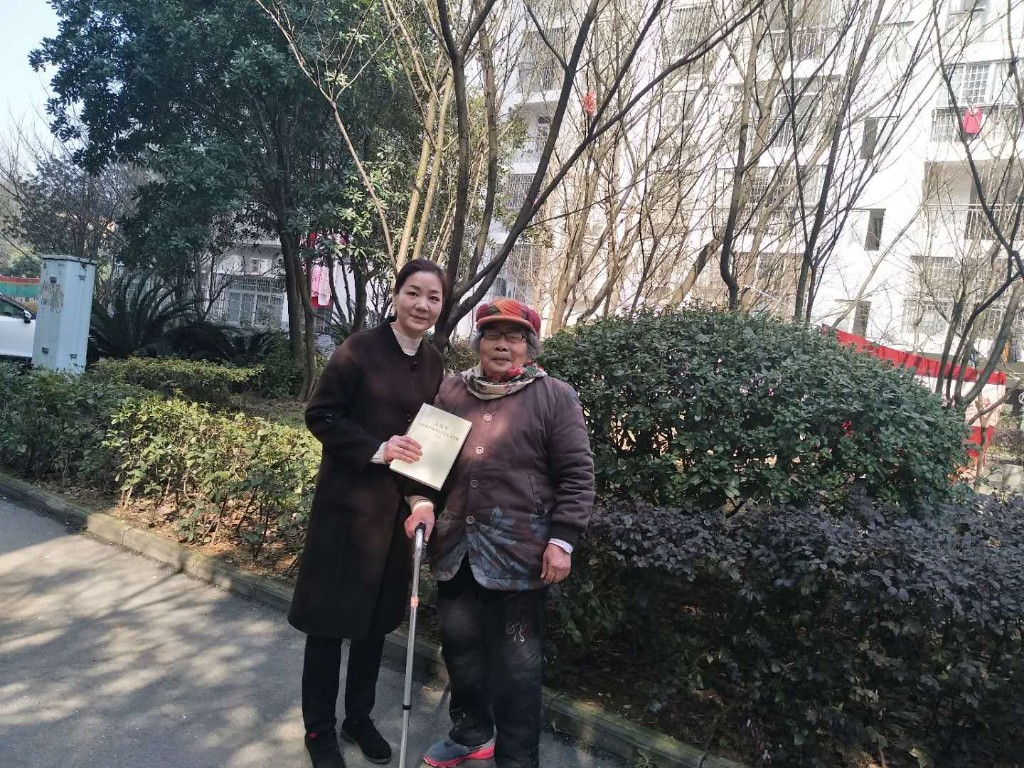 区财政局春节慰问退休老干部