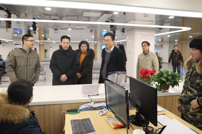 局党组深入市民中心开展窗口调研活动