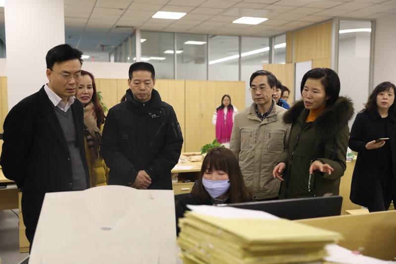 局党组深入市民中心开展窗口调研活动
