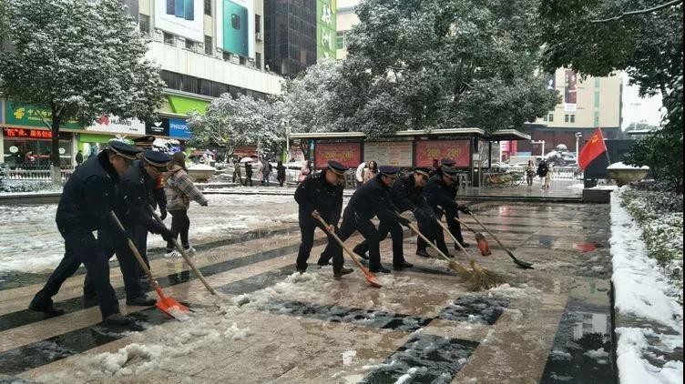 抗严寒、战风雪、保民生！芦淞城管众志成城铲冰除雪！