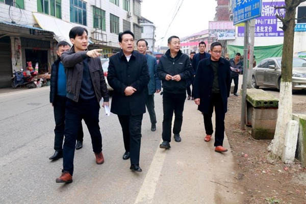 察民意 暖民心:康月林现场办公解决高车头马路市场拥堵难题