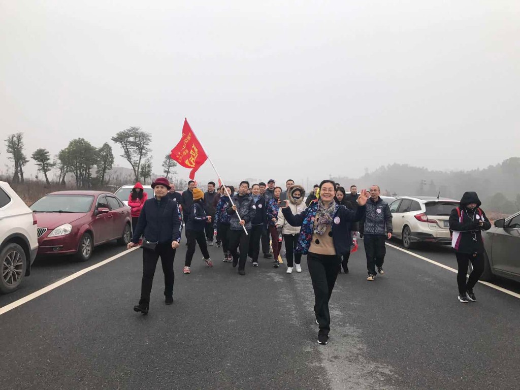 区审计局积极参加健步行活动