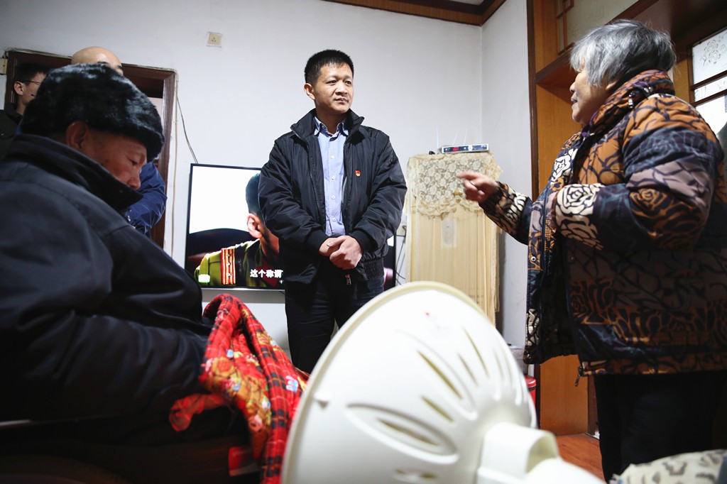 市党代表蒋湘晖到七斗冲社区开展驻室工作 看望慰问困难群众