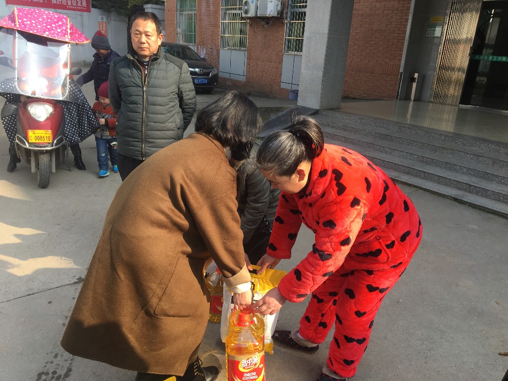 关爱因病致贫家庭，芦淞区疾控中心党员慰问进社区