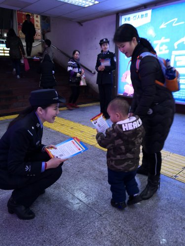 市公安局开展“警民牵手110 共创平安迎大庆”主题宣传活动