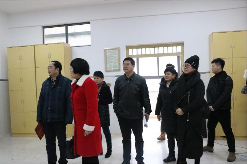 天元区副区长黄芳一行莅临新马小学查看教师生活条件