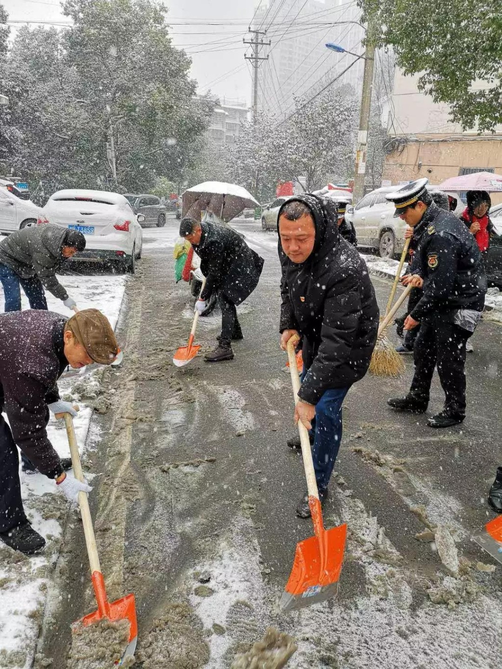 抗严寒、战风雪、保民生！芦淞城管众志成城铲冰除雪！