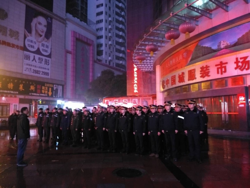 芦淞城管联合多部门整治春节前夕违章占道洗货