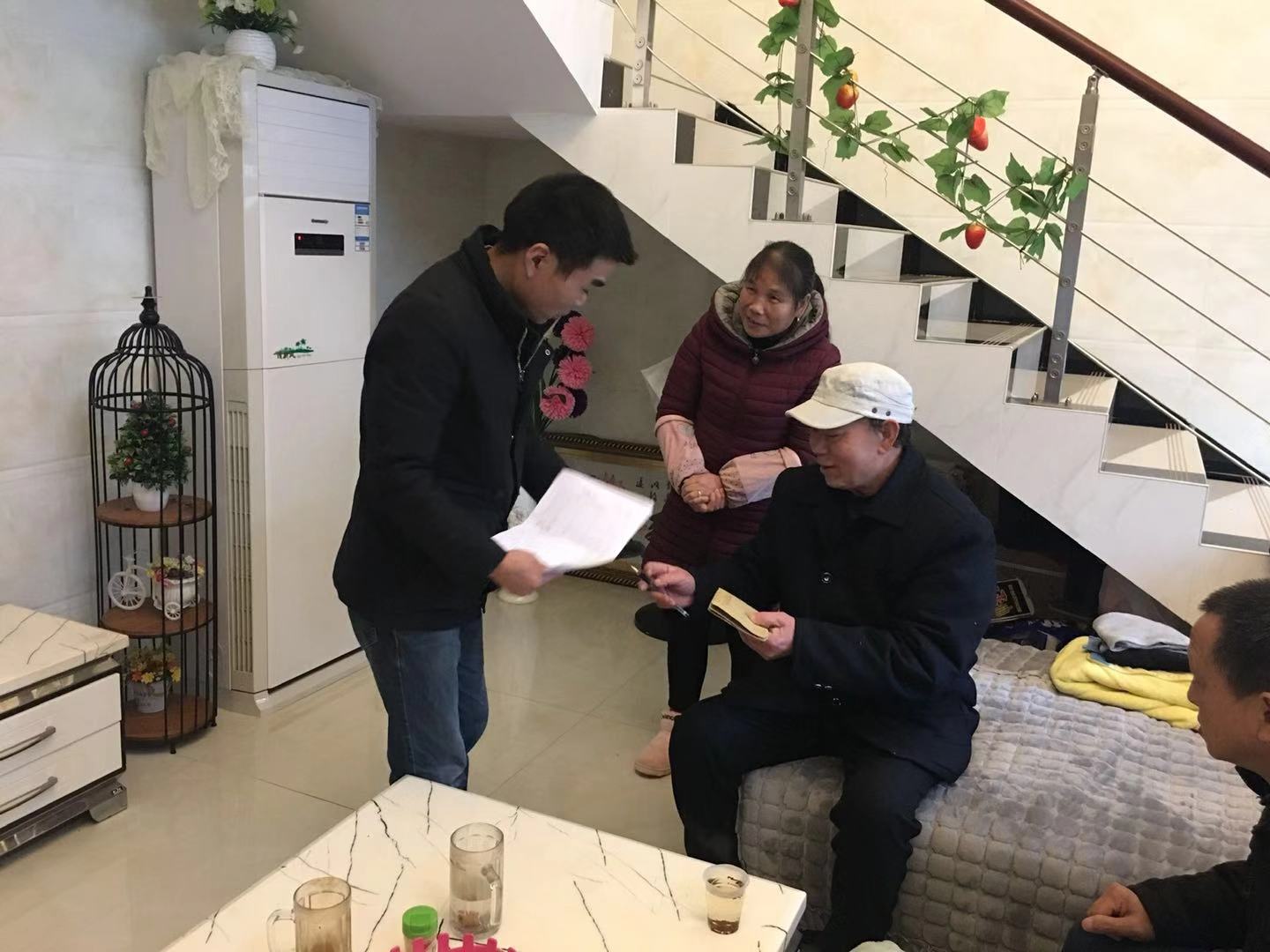 区农村工作局春节前夕走访慰问农业劳模