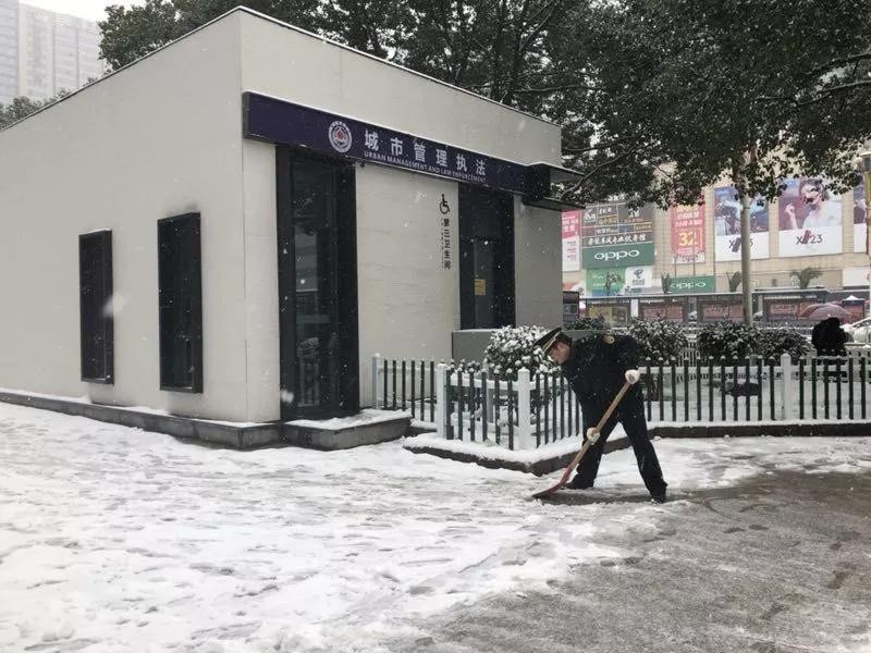 抗严寒、战风雪、保民生！芦淞城管众志成城铲冰除雪！