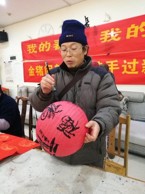 区残联：残疾人书画爱好者义务写春联送祝福