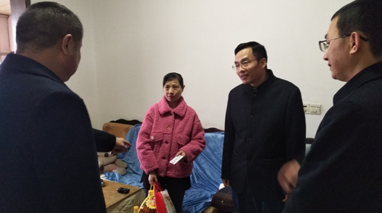 “朗心公益”送温暖