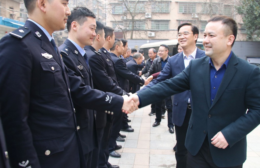 区领导春节前走访慰问区政法单位