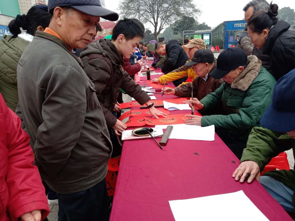 湖湘文化进万家，欢欢喜喜过小年——芦淞区文化志愿者举行迎新年、送春联志愿服务活动