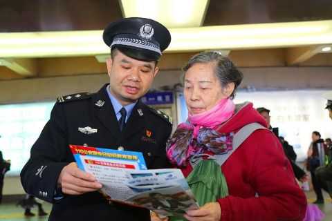 市公安局开展“警民牵手110 共创平安迎大庆”主题宣传活动