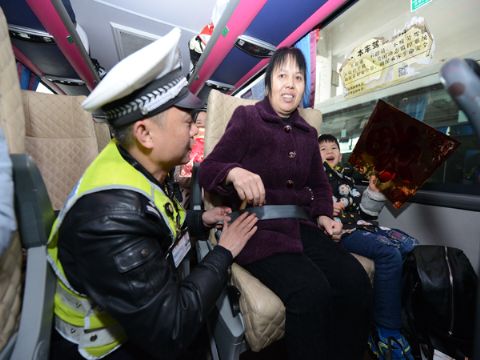交警支队开展2019年“平安春运 交警同行”志愿者服务活动