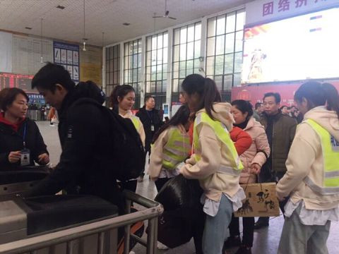 交警支队开展2019年“平安春运 交警同行”志愿者服务活动