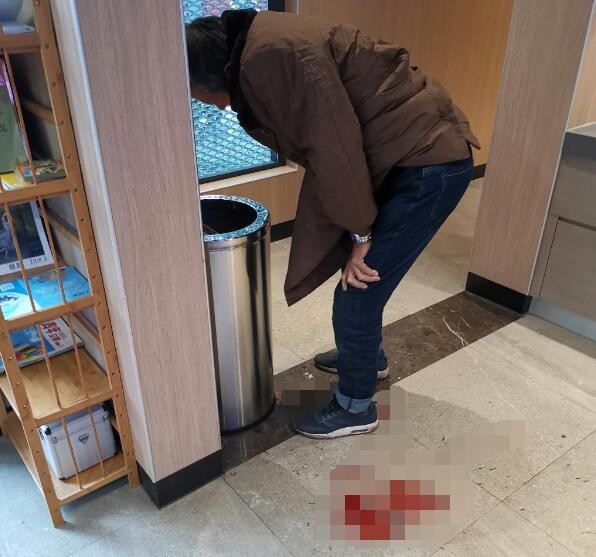 危机，老人突发疾病吐血  暖心，党员志愿者紧急救助