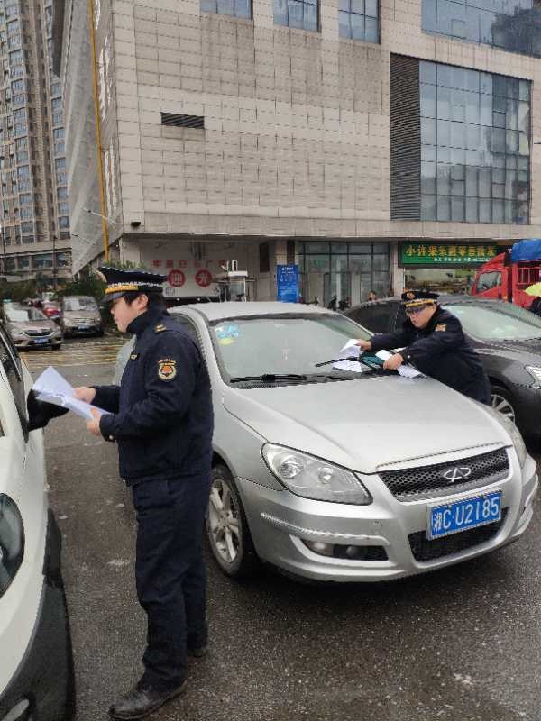 柔性执法　株洲市荷塘区城管违停治理出新招