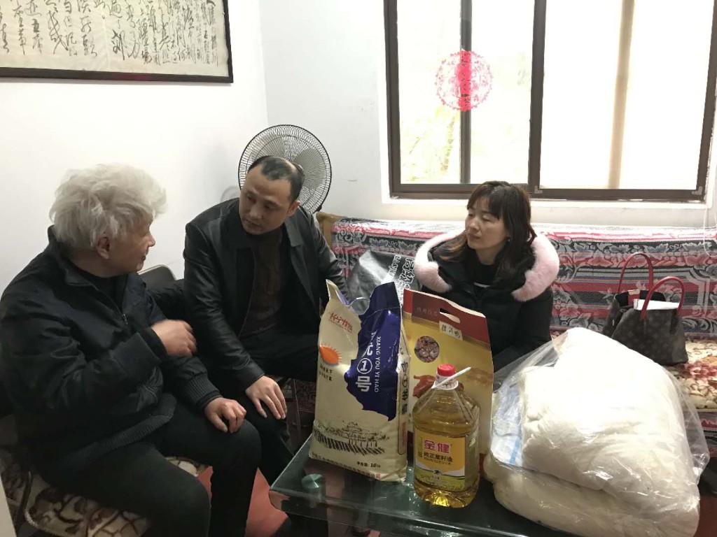 区党代表送温暖春节前走访慰问困难群众