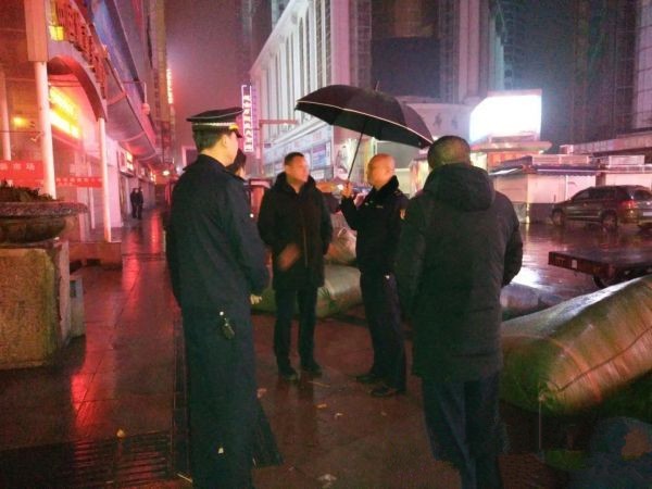 芦淞城管联合多部门整治春节前夕违章占道洗货