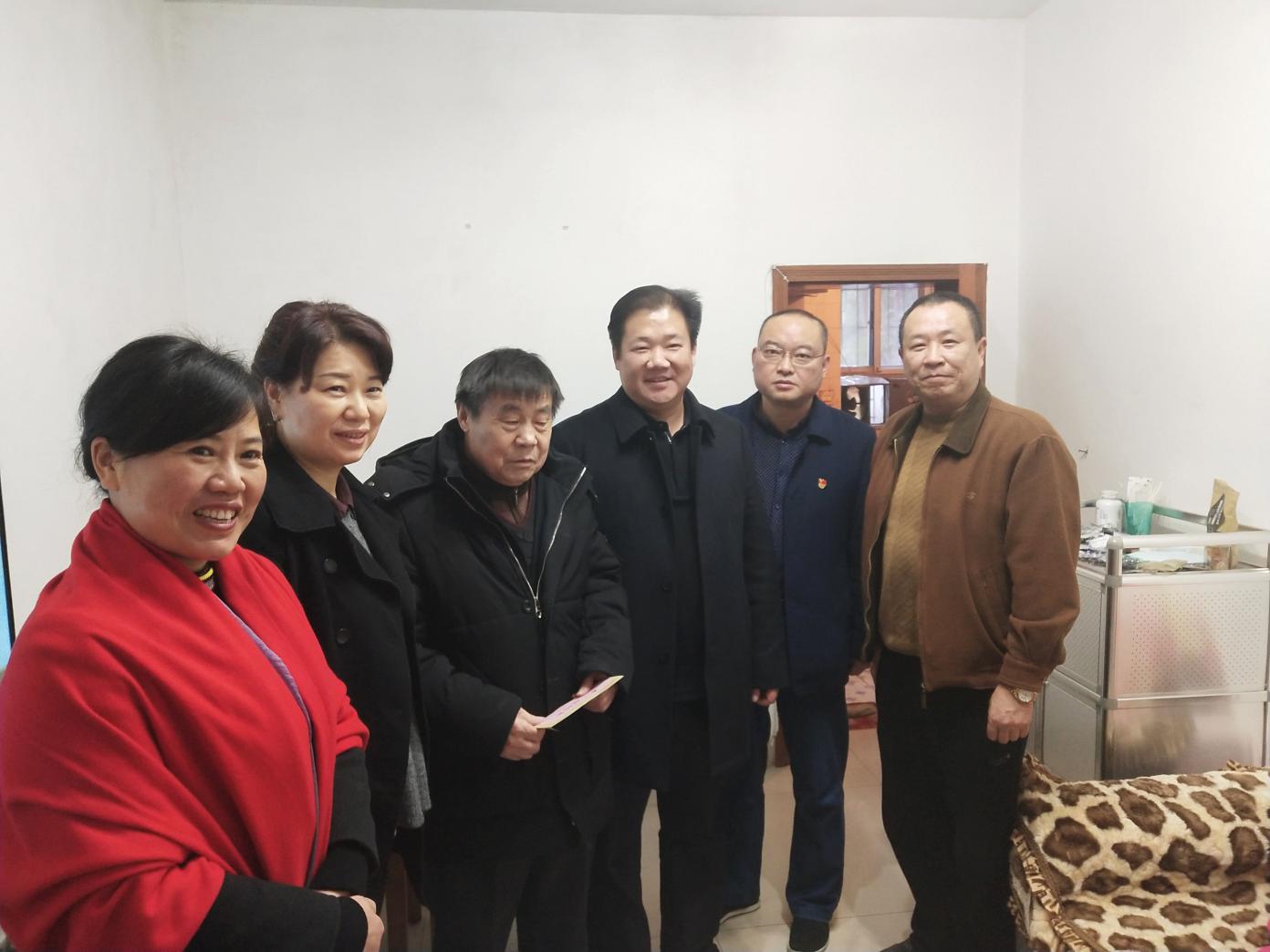 区委副书记蒋峰一行慰问计生特殊困难家庭
